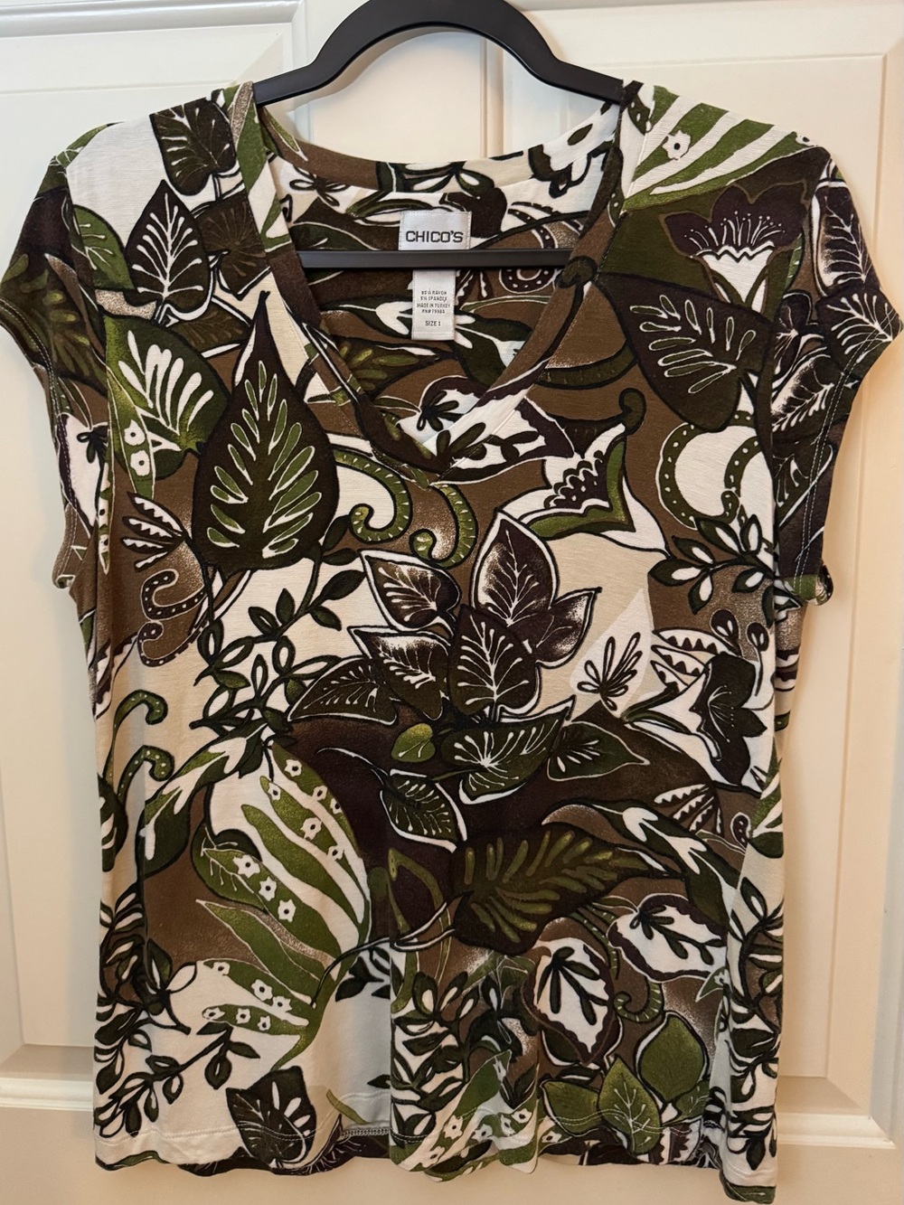 Chico's Top / Tee Botanical V-Neck
Chico’s Size -1